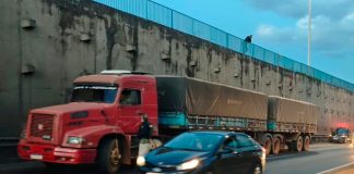 Caminhoneiro de 69 anos é encontrado morto na BR-352 em Carmo do Paranaíba Trecho da rodovia BR-352 com viatura policial atendendo ocorrência de caminhoneiro encontrado morto no acostamento.