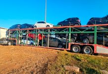 Carreta fica presa em rotatória e bloqueia principal acesso a rodovias em Uberlândia Carreta tipo cegonha carregada com carros travada no meio da rotatória do Trevo do Alvorada em Uberlândia, gerando lentidão no trânsito local.