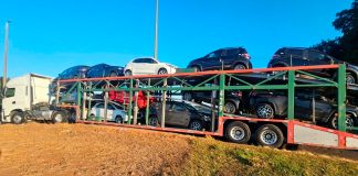 Carreta fica presa em rotatória e bloqueia principal acesso a rodovias em Uberlândia Carreta tipo cegonha carregada com carros travada no meio da rotatória do Trevo do Alvorada em Uberlândia, gerando lentidão no trânsito local.