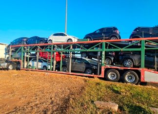 Carreta fica presa em rotatória e bloqueia principal acesso a rodovias em Uberlândia Carreta tipo cegonha carregada com carros travada no meio da rotatória do Trevo do Alvorada em Uberlândia, gerando lentidão no trânsito local.