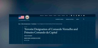 Facções brasileiras PCC e CV entram para a lista de terroristas globais dos EUA Bandeira dos Estados Unidos em primeiro plano com o prédio do Departamento de Estado americano ao fundo em Washington.
