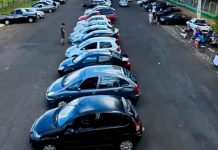 Nova lei garante espaço definitivo para a Feira de Veículos em Uberlândia Vista geral de carros expostos na Feira de Veículos de Uberlândia, na Avenida José Roberto Migliorini, próxima ao Parque do Sabiá