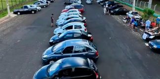 Nova lei garante espaço definitivo para a Feira de Veículos em Uberlândia Vista geral de carros expostos na Feira de Veículos de Uberlândia, na Avenida José Roberto Migliorini, próxima ao Parque do Sabiá