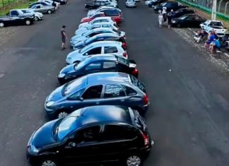 Nova lei garante espaço definitivo para a Feira de Veículos em Uberlândia Vista geral de carros expostos na Feira de Veículos de Uberlândia, na Avenida José Roberto Migliorini, próxima ao Parque do Sabiá