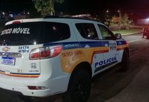 Homem é amarrado, torturado e mantido refém por 4 horas em Uberaba; trio é preso Fachada da delegacia de Polícia Civil ou viatura da Polícia Militar em Uberaba, representando o atendimento à ocorrência de cárcere e tortura.