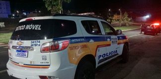 Homem é amarrado, torturado e mantido refém por 4 horas em Uberaba; trio é preso Fachada da delegacia de Polícia Civil ou viatura da Polícia Militar em Uberaba, representando o atendimento à ocorrência de cárcere e tortura.
