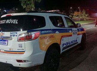Homem é amarrado, torturado e mantido refém por 4 horas em Uberaba; trio é preso Fachada da delegacia de Polícia Civil ou viatura da Polícia Militar em Uberaba, representando o atendimento à ocorrência de cárcere e tortura.