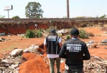 Descarte irregular de lixo: Multas em Uberlândia em 5 meses já superam todo o ano de 2025 Acúmulo de lixo e entulho descartados irregularmente em um terreno baldio urbano, ilustrando a fiscalização em Uberlândia.