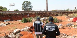Descarte irregular de lixo: Multas em Uberlândia em 5 meses já superam todo o ano de 2025 Acúmulo de lixo e entulho descartados irregularmente em um terreno baldio urbano, ilustrando a fiscalização em Uberlândia.