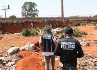 Descarte irregular de lixo: Multas em Uberlândia em 5 meses já superam todo o ano de 2025 Acúmulo de lixo e entulho descartados irregularmente em um terreno baldio urbano, ilustrando a fiscalização em Uberlândia.
