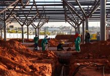 Terminal Sul em Uberlândia: Obras aceleram e atingem quase 40% de execução Vista aérea das obras do Terminal Universitário Sul em Uberlândia, mostrando a montagem das estruturas metálicas e plataformas de ônibus.