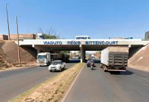 Trânsito em Uberlândia: Veja desvios e mudanças nas obras do Viaduto Régis Bittencourt Operários e máquinas trabalhando na pavimentação do Viaduto Régis Bittencourt em Uberlândia, com cones de sinalização na pista.
