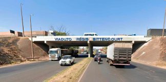 Trânsito em Uberlândia: Veja desvios e mudanças nas obras do Viaduto Régis Bittencourt Operários e máquinas trabalhando na pavimentação do Viaduto Régis Bittencourt em Uberlândia, com cones de sinalização na pista.