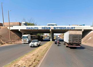 Trânsito em Uberlândia: Veja desvios e mudanças nas obras do Viaduto Régis Bittencourt Operários e máquinas trabalhando na pavimentação do Viaduto Régis Bittencourt em Uberlândia, com cones de sinalização na pista.