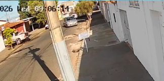Motorista foge de blitz por 10 minutos em Uberlândia por causa de CNH vencida Momento em que carro prata Citroën C4 é perseguido por viatura da Polícia Militar em rua de Uberlândia.