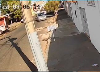 Motorista foge de blitz por 10 minutos em Uberlândia por causa de CNH vencida Momento em que carro prata Citroën C4 é perseguido por viatura da Polícia Militar em rua de Uberlândia.