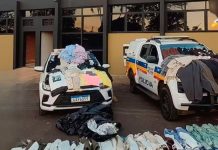 Peruanos são presos com R$ 50 mil em roupas furtadas de shopping em Uberlândia Peças de roupas recuperadas e materiais utilizados no furto estendidos pela Polícia Militar após abordagem na BR-050.
