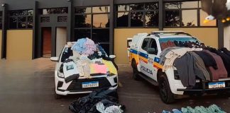 Peruanos são presos com R$ 50 mil em roupas furtadas de shopping em Uberlândia Peças de roupas recuperadas e materiais utilizados no furto estendidos pela Polícia Militar após abordagem na BR-050.