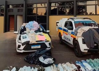 Peruanos são presos com R$ 50 mil em roupas furtadas de shopping em Uberlândia Peças de roupas recuperadas e materiais utilizados no furto estendidos pela Polícia Militar após abordagem na BR-050.