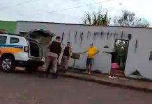 Filho descumpre medida protetiva, destrói carro e ameaça pais idosos de morte em Uberlândia Fachada da Delegacia de Plantão da Polícia Civil ou viatura da Polícia Militar em Uberlândia.