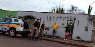 Filho descumpre medida protetiva, destrói carro e ameaça pais idosos de morte em Uberlândia Fachada da Delegacia de Plantão da Polícia Civil ou viatura da Polícia Militar em Uberlândia.