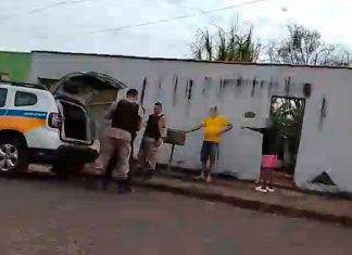 Filho descumpre medida protetiva, destrói carro e ameaça pais idosos de morte em Uberlândia Fachada da Delegacia de Plantão da Polícia Civil ou viatura da Polícia Militar em Uberlândia.