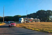 Restrição de veículos pesados em Uberlândia entra em vigor hoje; entenda as mudanças Caminhão trafegando por trecho urbano de rodovia em Uberlândia, ilustrando a nova proibição de veículos pesados.