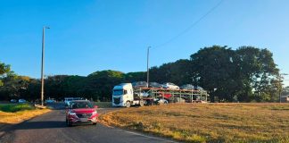Restrição de veículos pesados em Uberlândia entra em vigor hoje; entenda as mudanças Caminhão trafegando por trecho urbano de rodovia em Uberlândia, ilustrando a nova proibição de veículos pesados.