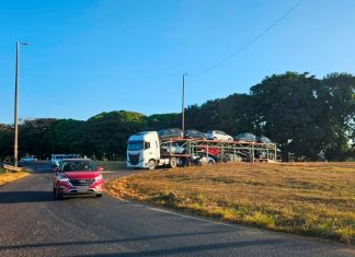 Restrição de veículos pesados em Uberlândia entra em vigor hoje; entenda as mudanças Caminhão trafegando por trecho urbano de rodovia em Uberlândia, ilustrando a nova proibição de veículos pesados.