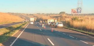 Atropelamento fatal de pedestre bloqueia faixa no Anel Viário da BR-050, em Uberlândia Viaturas da polícia e da concessionária isolam trecho do Anel Viário da BR-050 após atropelamento.