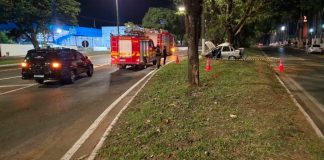 Tragédia em Patos de Minas: motorista morre após colisão contra árvores Veículo destruído após colidir contra árvore em canteiro central.