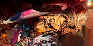 Acidente entre dois carros na MG-413, em Araguari, deixa um jovem morto Viatura do Corpo de Bombeiros e veículos envolvidos em acidente na rodovia.