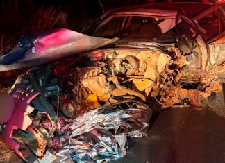 Acidente entre dois carros na MG-413, em Araguari, deixa um jovem morto Viatura do Corpo de Bombeiros e veículos envolvidos em acidente na rodovia.
