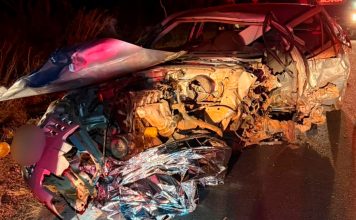 Acidente entre dois carros na MG-413, em Araguari, deixa um jovem morto Viatura do Corpo de Bombeiros e veículos envolvidos em acidente na rodovia.