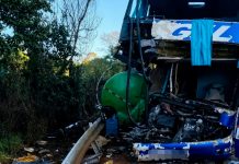 Acidente na MGC-267: tanque de caminhão atinge ônibus e causa duas mortes Ônibus acidentado na rodovia MGC-267 com equipes de resgate no local.