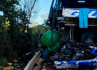 Acidente na MGC-267: tanque de caminhão atinge ônibus e causa duas mortes Ônibus acidentado na rodovia MGC-267 com equipes de resgate no local.