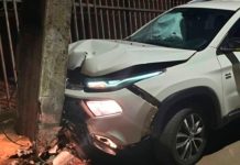 Motorista embriagado colide contra poste em Patos de Minas após dormir ao volante Caminhonete destruída após bater em poste na Avenida Piauí, em Patos de Minas.