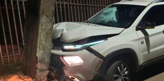 Motorista embriagado colide contra poste em Patos de Minas após dormir ao volante Caminhonete destruída após bater em poste na Avenida Piauí, em Patos de Minas.