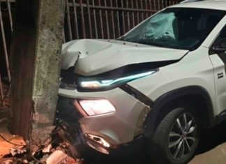 Motorista embriagado colide contra poste em Patos de Minas após dormir ao volante Caminhonete destruída após bater em poste na Avenida Piauí, em Patos de Minas.