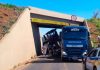 Caminhão com trator atinge o Pontilhão do Alvorada e trava o trânsito em Uberlândia Carreta com trator presa sob o viaduto do Alvorada em Uberlândia.