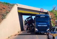 Caminhão com trator atinge o Pontilhão do Alvorada e trava o trânsito em Uberlândia Carreta com trator presa sob o viaduto do Alvorada em Uberlândia.