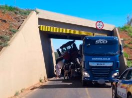 Caminhão com trator atinge o Pontilhão do Alvorada e trava o trânsito em Uberlândia Carreta com trator presa sob o viaduto do Alvorada em Uberlândia.