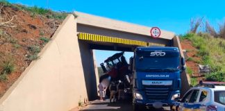 Caminhão com trator atinge o Pontilhão do Alvorada e trava o trânsito em Uberlândia Carreta com trator presa sob o viaduto do Alvorada em Uberlândia.