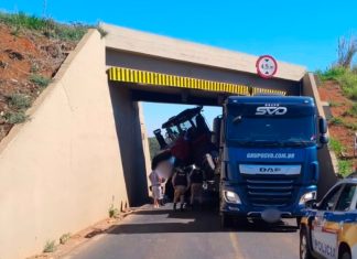 Caminhão com trator atinge o Pontilhão do Alvorada e trava o trânsito em Uberlândia Carreta com trator presa sob o viaduto do Alvorada em Uberlândia.