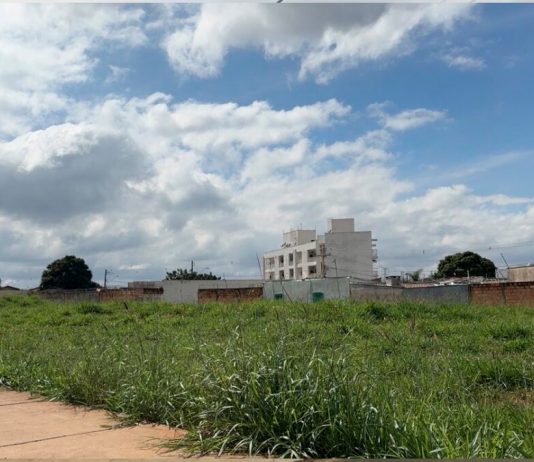 Uberlândia lança edital para construir 622 casas populares em áreas públicas Imagem ilustrativa de canteiro de obras de casas populares em área urbana.