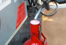 ANP intensifica fiscalização em postos de Minas Gerais e aplica 17 autuações Fiscal da ANP realizando vistoria em bomba de combustível em posto de Minas Gerais.