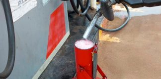 ANP intensifica fiscalização em postos de Minas Gerais e aplica 17 autuações Fiscal da ANP realizando vistoria em bomba de combustível em posto de Minas Gerais.