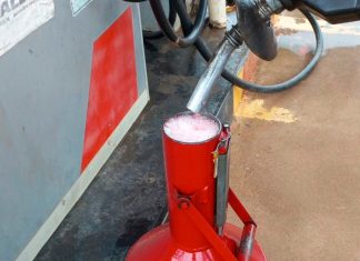 ANP intensifica fiscalização em postos de Minas Gerais e aplica 17 autuações Fiscal da ANP realizando vistoria em bomba de combustível em posto de Minas Gerais.