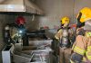 Explosão em hamburgueria no bairro Cazeca deixa dois feridos em Uberlândia Viaturas do Corpo de Bombeiros em frente a estabelecimento comercial após incêndio