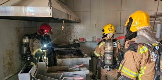 Explosão em hamburgueria no bairro Cazeca deixa dois feridos em Uberlândia Viaturas do Corpo de Bombeiros em frente a estabelecimento comercial após incêndio
